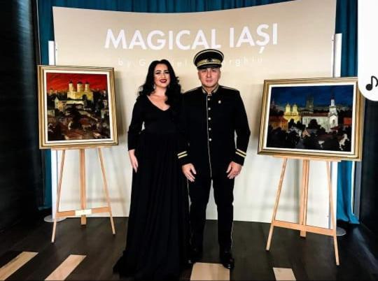 فندق بوتيكي وسبا بلايادا ياش المظهر الخارجي الصورة The artist with her husband