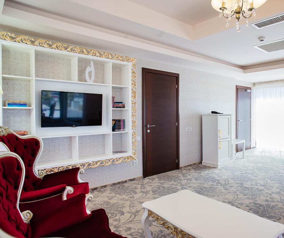 فندق بوتيكي وسبا بلايادا ياش المظهر الخارجي الصورة A living room in a typical apartment