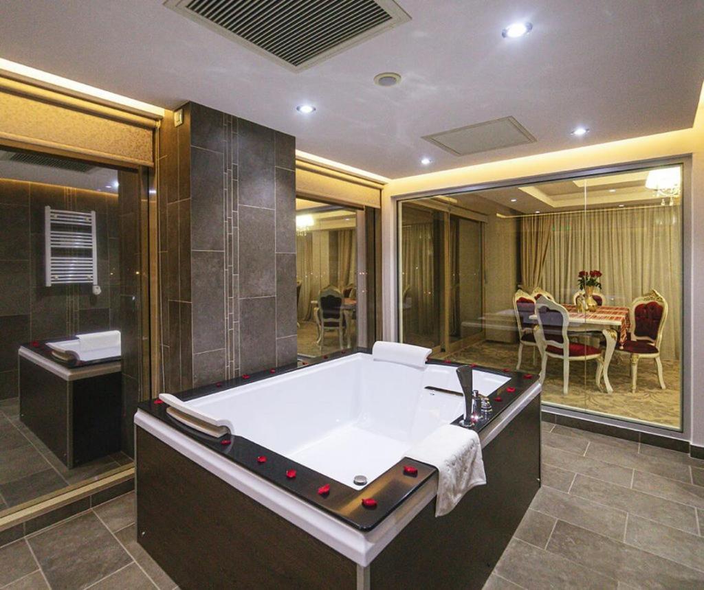 فندق بوتيكي وسبا بلايادا ياش المظهر الخارجي الصورة A modern bathroom