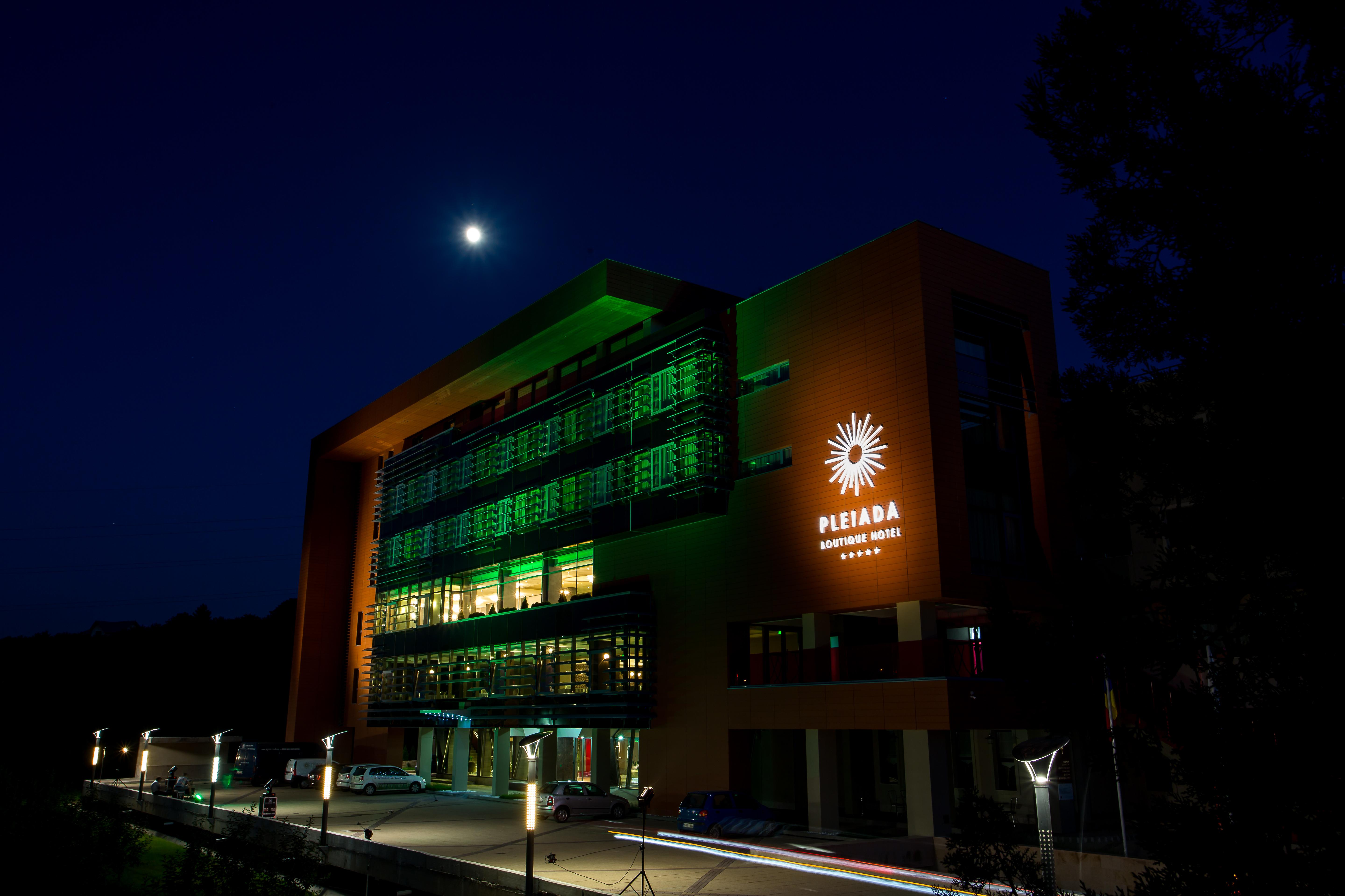 فندق بوتيكي وسبا بلايادا ياش المظهر الخارجي الصورة The library at night