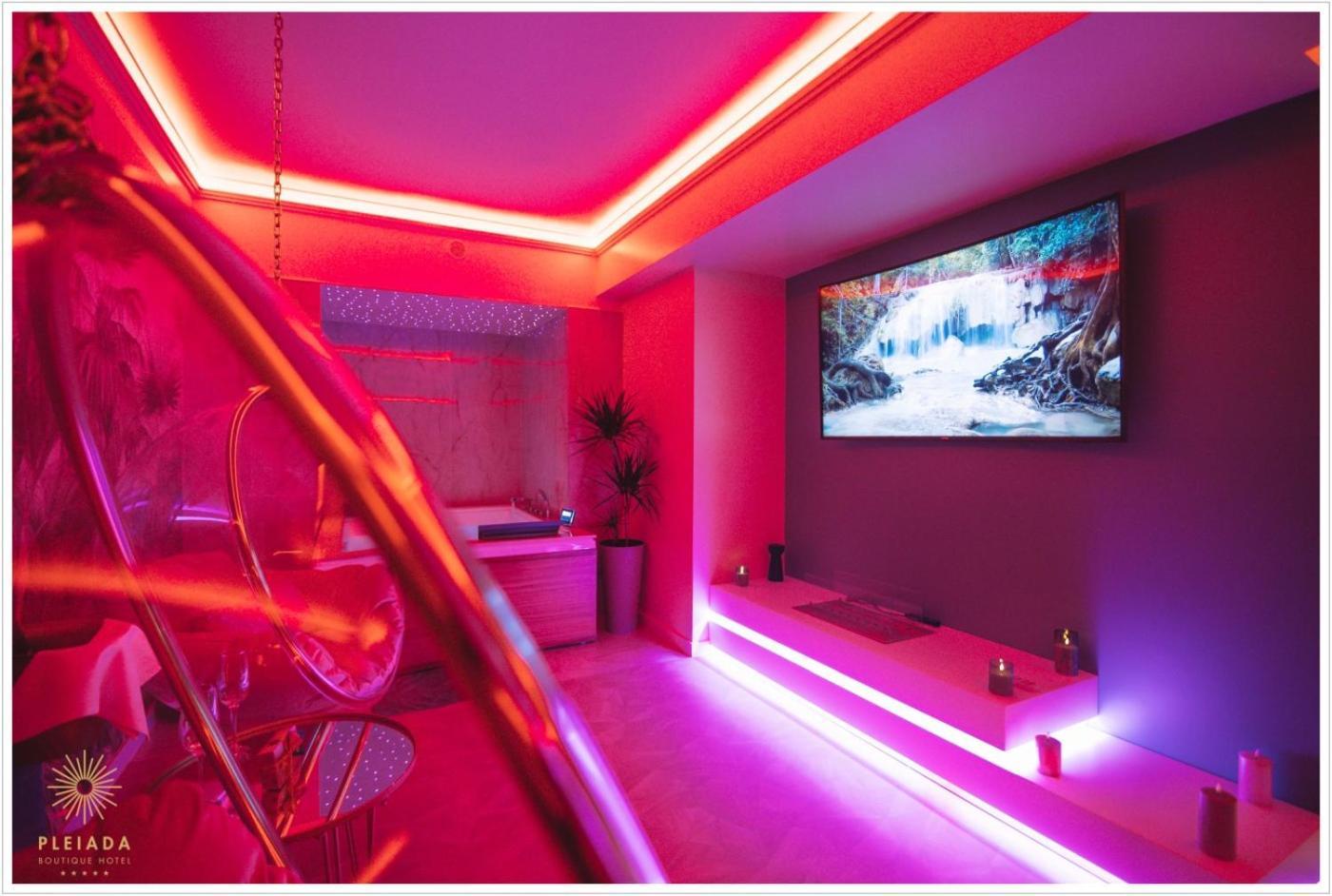 فندق بوتيكي وسبا بلايادا ياش المظهر الخارجي الصورة A room with LED lighting